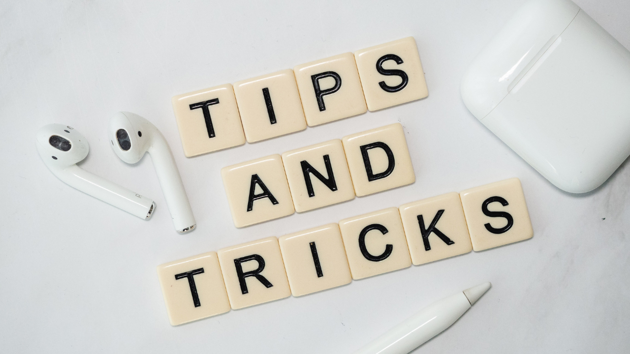 Buying tips in UAE 2025 – smart shoppers comparing prices, using deals, and saving money in Dubai and Abu Dhabi malls